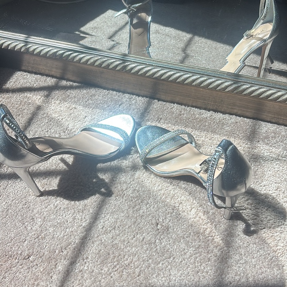 Aldo Silver Heels with Elegant Design - Picture 3 of 5
